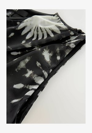 Schwarzer Stoff mit abstraktem, weißem und grauem Blumenmuster, mit glatter Textur und einem schwarzen Rand entlang der Kanten.