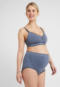 Ensemble soutien-gorge et culotte de maternité en tissu doux gris, avec des bretelles réglables, des accents en dentelle et des détails de couture contrastants.