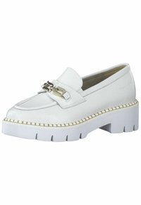 Hvide læder loafers med en tyk hvid sål, dekorativ kædeaccent, syet detaljer langs kanten og glat tekstur.
