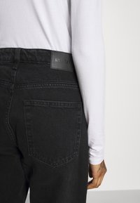 Weekday Vaqueros rectos - black denim