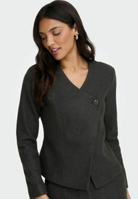 Tmavě šedý upravený sako s obálkovým designem, jednobuttonovým zapínáním a dlouhými rukávy, vyrobené z měkké texturované tkaniny.