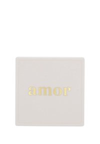 Ljusrosa fyrkantig tallrik med matt yta och upphöjd kant, med ordet "amor" i guldmetallisk text.