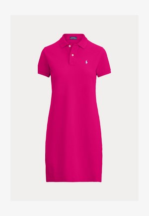 Polo-klänning i livfull rosa färg, korta ärmar, krage med tre knappar, med en liten broderad logotyp på bröstet. Mjuk bomullstextur.