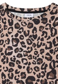 Bluzka w panterkę wykonana z miękkiego materiału, z okrągłym dekoltem. Kolory obejmują beżowy, czarny i brązowy z różnorodnymi wzorami panterki.