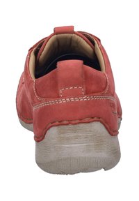 Scarpa in suede rosso con punta rotonda, cuciture visibili e suola in gomma testurizzata. Presenta un collare imbottito per il comfort.