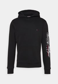Sudadera negra de tejido suave con mangas largas, un bolsillo canguro y el logo "Tommy Hilfiger" impreso en blanco a lo largo de la manga izquierda.