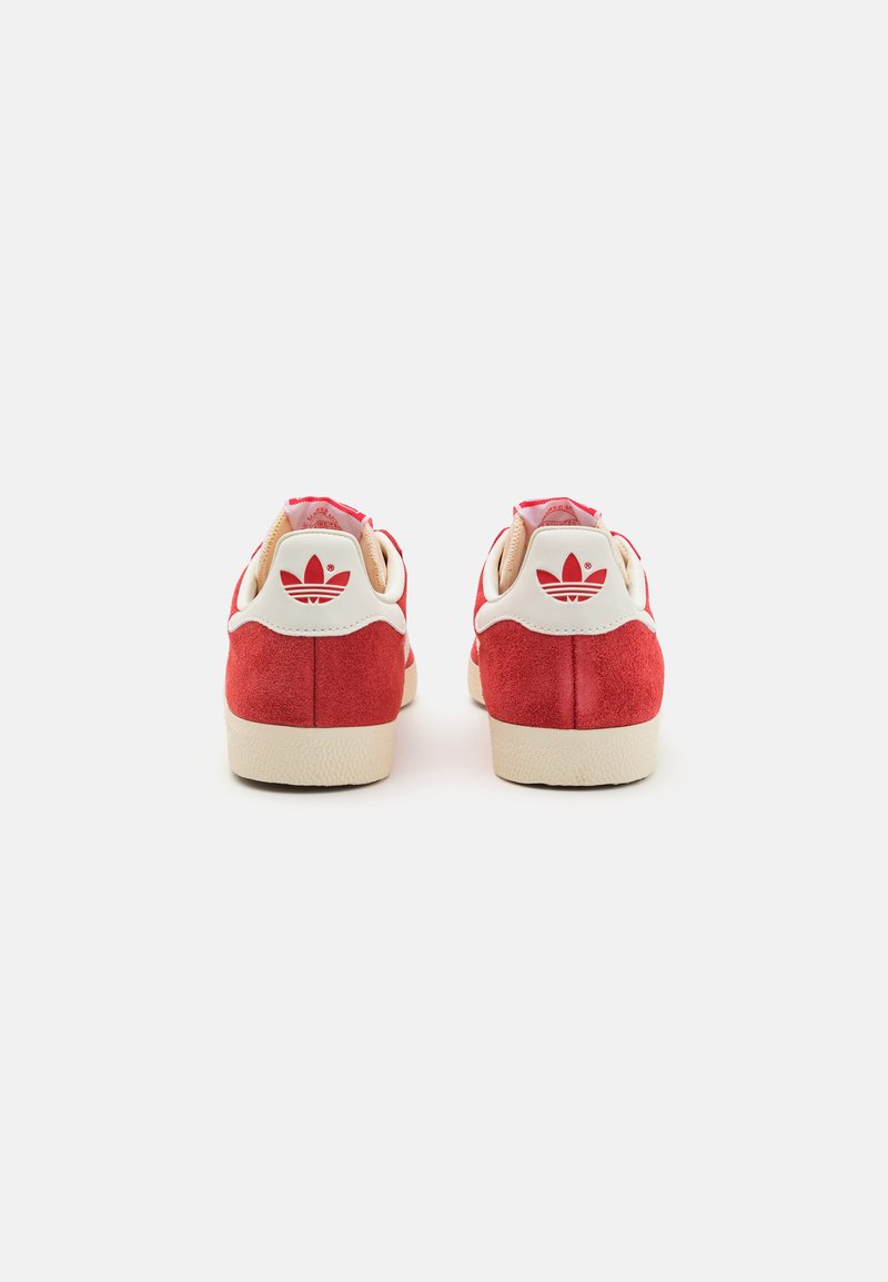 adidas Originals GAZELLE - Trainers - glory red/off white/cream white/dark  red - Zalando.co.uk