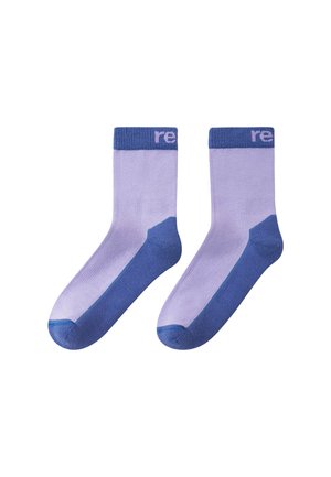 Lila Socken mit einem dunkelblauen Bündchen und einer dunklen Zehe. Das Bündchen trägt den Text "re" in hellrosa. Hergestellt aus weichem, dehnbaren Material.