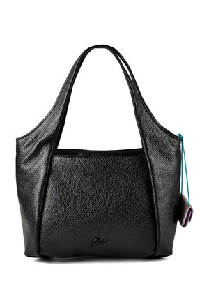 Borsa a tracolla in pelle nera testurizzata con due manici e una piccola pochette attaccata che pende da un cordino blu su sfondo bianco.