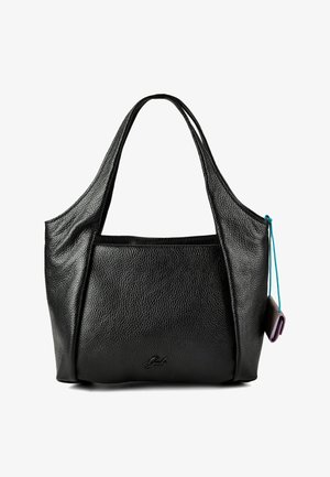 Bolso de hombro de cuero negro con textura, con dos asas y una bolsa pequeña adjunta que cuelga de un cordón azul sobre un fondo blanco.