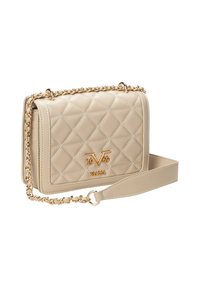 Beige gesteppte Handtasche mit goldener Hardware, Kettenriemen und Logo-Akzent. Verfügt über eine glatte Textur und eine strukturierte rechteckige Form.