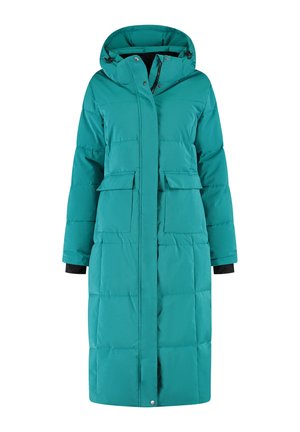 Lange tealkleurige gewatteerde winterjas met capuchon, voorzakken met klep en ritssluiting met drukknoopsluitingen, ontworpen voor warmte en volledige bedekking.