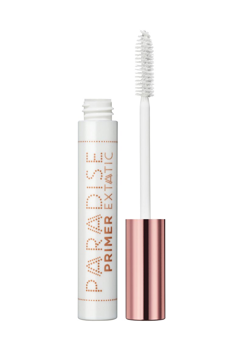 Tubo di primer per mascara bianco con scritte arancioni, coperto da un cappuccio rosa gold lucido. Include un pennello applicatore bianco con setole corte.