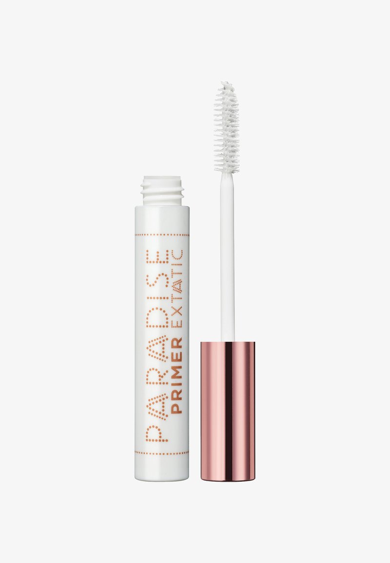 Tubo di primer per mascara bianco con scritte arancioni, coperto da un cappuccio rosa gold lucido. Include un pennello applicatore bianco con setole corte.