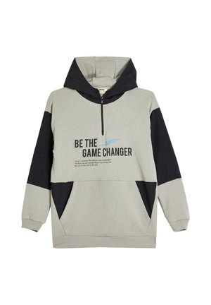 Jasnoszara bluza z kapturem typu pullover z czarnym kapturem i panelami na rękawach, przednimi kieszeniami, półzamkiem oraz napisem „Be the game changer” na piersi.