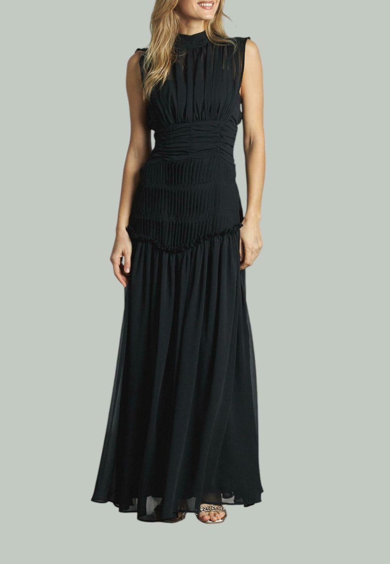 Schwarzes Maxikleid mit plissiertem Oberteil und fließendem Rock. Verfügt über einen hohen Halsauschnitt und rüschierte Akzente. Der Stoff erscheint leicht und texturiert.
