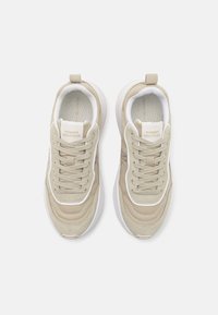 Tommy Hilfiger CHUNKY RUNNER VENTILE - Sportcipő - stone