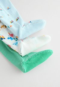 Tri páry mäkkých, textúrovaných ponožiek: svetlomodré s malými vozidlami, biele s farebnými vzormi a zelené prúžkované, všetky s protišmykovou podrážkou.