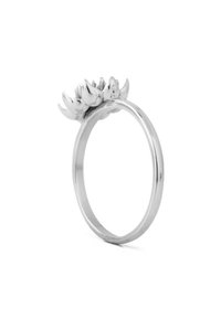 Inel argintiu cu un design floral în partea de sus, bandă netedă și accente de petale detaliate cu un finisaj lustruit.