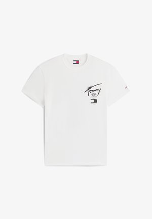 Bela kratka majica Tommy Jeans s črnimi imeni mest in podpisno logotipijo na sprednji levi strani prsnega koša ter majhno zastavo na levem rokavu.