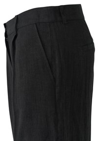 Schwarze Leinenhose mit maßgeschneidertem Schnitt, flachem Vorderteil, Seitentaschen und glatter Textur. Dezente Nadelstreifen-Details sichtbar.