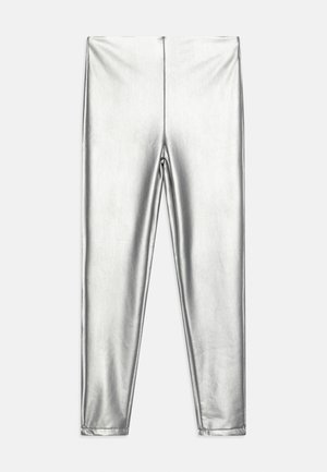 Srebrne metalik helanke pune duljine s glatkim, sjajnim završetkom, položene ravno na bijelu pozadinu.