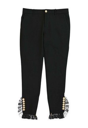 Pantalones negros con botones dorados a lo largo de las costuras exteriores inferiores y ribete de encaje negro en los tobillos, bolsillos delanteros y cierre de cinturilla con botón.