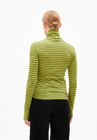 ARMEDANGELS GRAZILIAA STRIPES - Langarmshirt - new moss dark moss