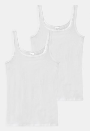 Zwei weiße Tanktops aus Baumwolle, mit rundem Ausschnitt und dünnen Trägern, mit glatter Textur und ohne sichtbare Muster.
