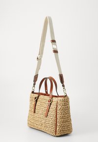 Geflochtene Strohtasche mit braunen Lederelementen, doppelten Griffen und einem abnehmbaren Schultergurt aus Leinwand. Verfügt über Metallbeschläge und Ringe.
