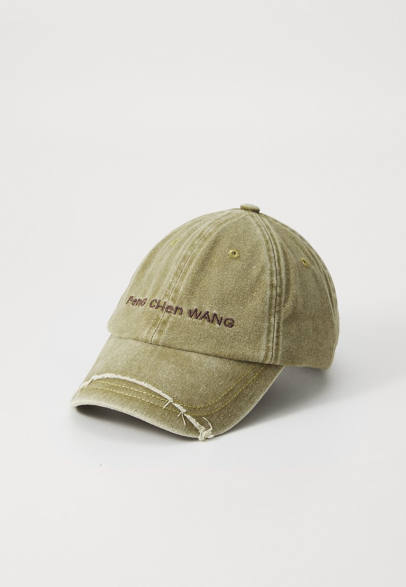 Olivengrønn bomulls baseballcaps med bøyd skygge, brodert "Feng Chen Wang" i mørkebrun, og synlige sømdetaljer.