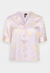 Kortärmad lavendelfärgad skjorta med ett marmorerat mönster i gult och vitt, med en urtagning på kragen och framknappar. Slät tygkvalitet.