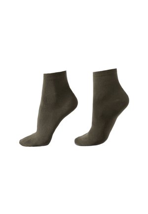 Par de calcetines tobilleros lisos de color marrón oscuro mostrados desde ángulos laterales sobre un fondo blanco.