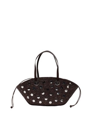 Ciemnobrązowa pleciona torebka z dwoma uchwytami, ozdobiona czarnymi i srebrnymi okrągłymi cekinami oraz bocznymi ściągaczami z supłami na końcach.