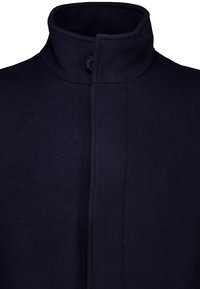 Abrigo de lana azul marino con un cuello alto y un único botón negro visible cerca del escote, cerrado por delante.