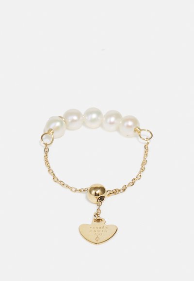 Zlatý náramok s veľkými iridescentnými perlami a srdiečkovým príveskom, na ktorom je vygravírované "PERNER PARIS 750."