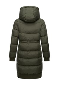 Padded parka v tmavozelenej olivovej farbe. Má kapucňu, dlhé rukávy a pružné manžety, s prešívanou textúrou a dĺžkou do stehna.