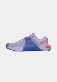 Pantofi sport violeți cu un exterior din plasă, având accente albastre și roz. Designul include o talpă texturată și un sistem de șireturi.