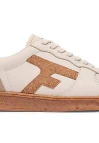 Zapatillas de cuero blanco con un logo de color corcho, acentos beige y suela de goma texturada. Atadas con cordones de un color claro.