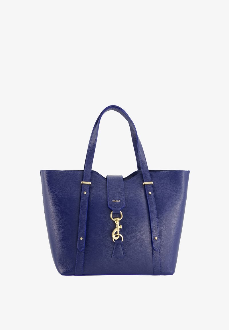 Sac fourre-tout en cuir bleu avec une finition texturée, accents en métal doré et deux poignées. Présente un fermoir distinctif et des détails de la marque.