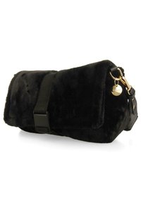 Črna torbica iz umetnega krzna z mehko teksturo, pravokotne oblike, nastavljivim trakom in poudarkom v zlato-rjavi barvi.