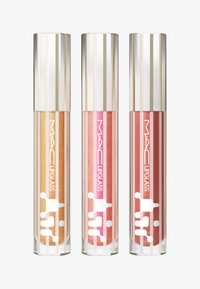 Drie MAC Lipglass-tubes zijn tentoongesteld. Van links naar rechts: gouden glitter, roze glans en nude matte. Heldere tubes met zilverkleurige gestreepte doppen.