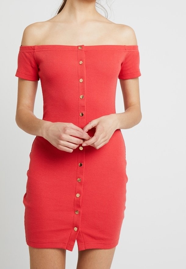 Robe rouge épaules dénudées avec manches courtes, texture côtelée, ornée de boutons dorés sur le devant, coupe ajustée mi-longue.