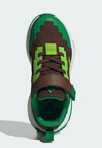 Zelené a hnedé tenisky s textúrovaným, pixelovaným dizajnom. Majú suchý zips, polstrovaný golier a bielu podrážku. Zelená vnútorná podšívka.