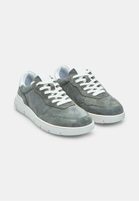Hallid hallist suedesneakeritest valged paelad, ümar nina ja paks valge kummist tall. Omab minimaalset õmblustööd ja sileda pinnaga tekstuuri.
