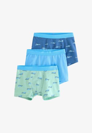 Kolme paria poikien bokserialushousuja sinisen sävyissä, kaksi painatuksella, jossa on pieniä sinisiä kilpa-autoja, yksi yksivärinen vaaleansininen, kaikki yksivärisillä sinisillä vyötärönauhoilla.