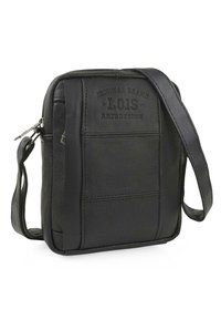 Bolso mensajero de cuero negro con correa ajustable, superficie texturizada, logotipo en relieve, cierre de cremallera y forma rectangular.