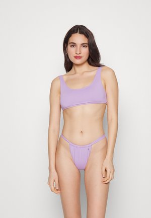 Conjunto de biquíni lilás com top de decote redondo e parte inferior em tanga de cobertura mínima, com alças ajustáveis e detalhe em pequeno metal.