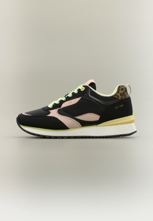 Baskets noires et roses avec lacets vert pâle, accent talon imprimé léopard et semelle blanche sur fond neutre.