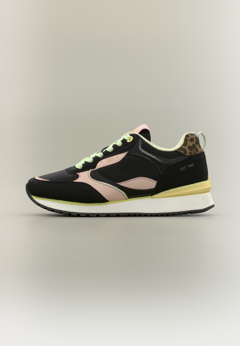 Μαύρο και ροζ αθλητικό παπούτσι με απαλές πράσινες κορδόνια, ένθετο με λεοπάρ σχέδιο στη φτέρνα και λευκή σόλα πάνω σε ουδέτερο φόντο.